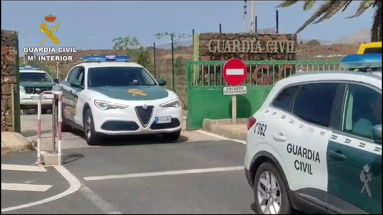 Huye y lanza un paquete de hachís por la ventanilla antes de ser detenido en Costa Teguise