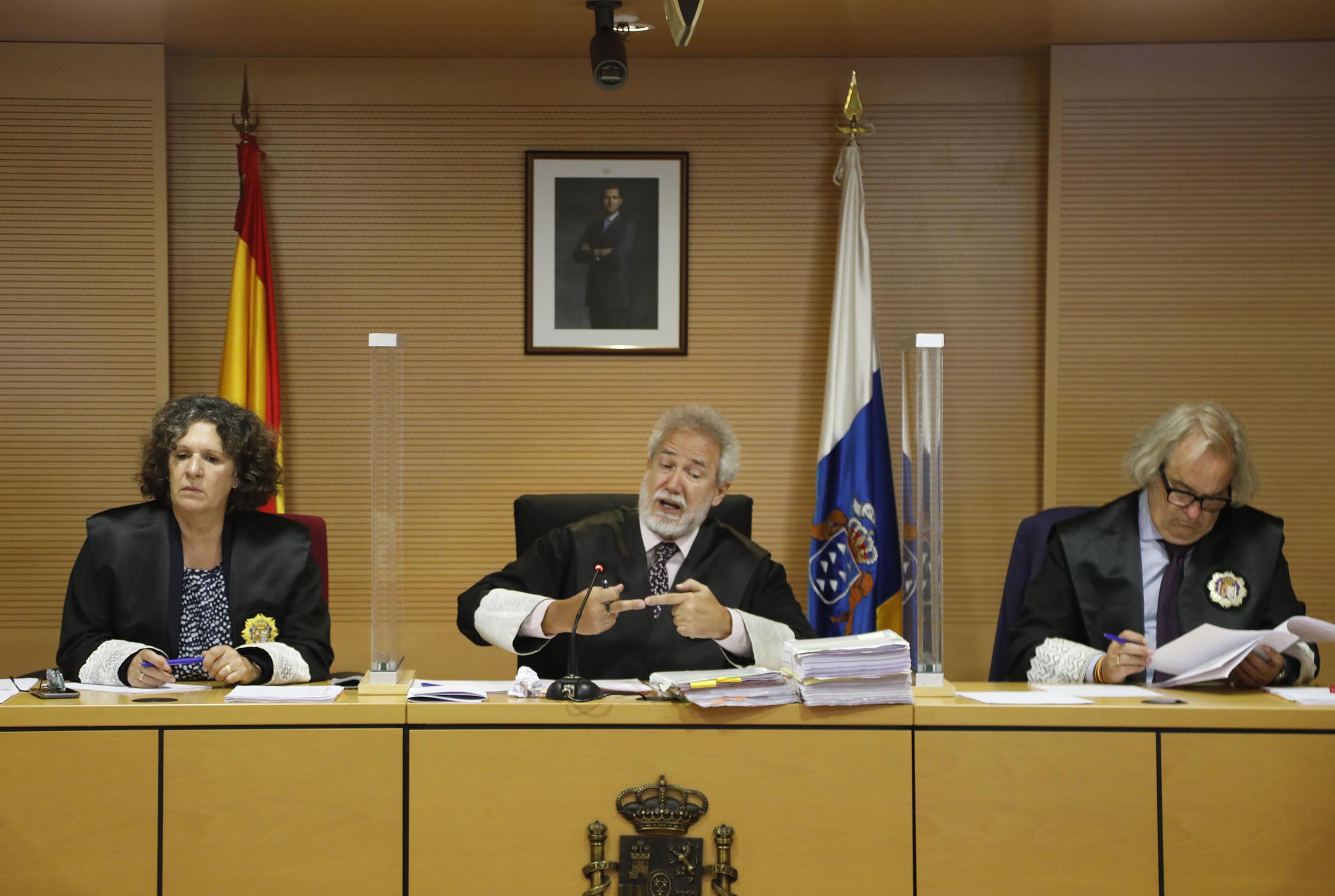 El magistrado titular de la Sección Sexta de la Audiencia Provincial de Las Palmas, Emilio Moya (c), el magistrado Carlos Vielba (d) y la magistrada Eugenia Camello (i), en un juicio. Foto: José Luis Carrasco.