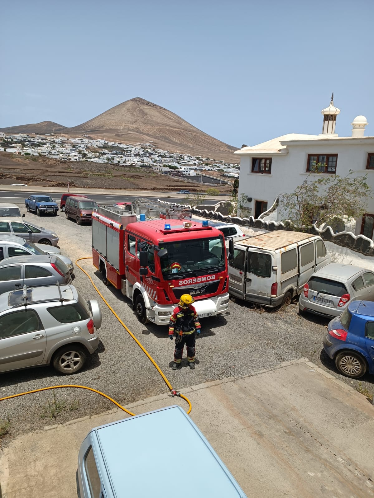 Los bomberos apagando el incendio en un apartamento en Tías