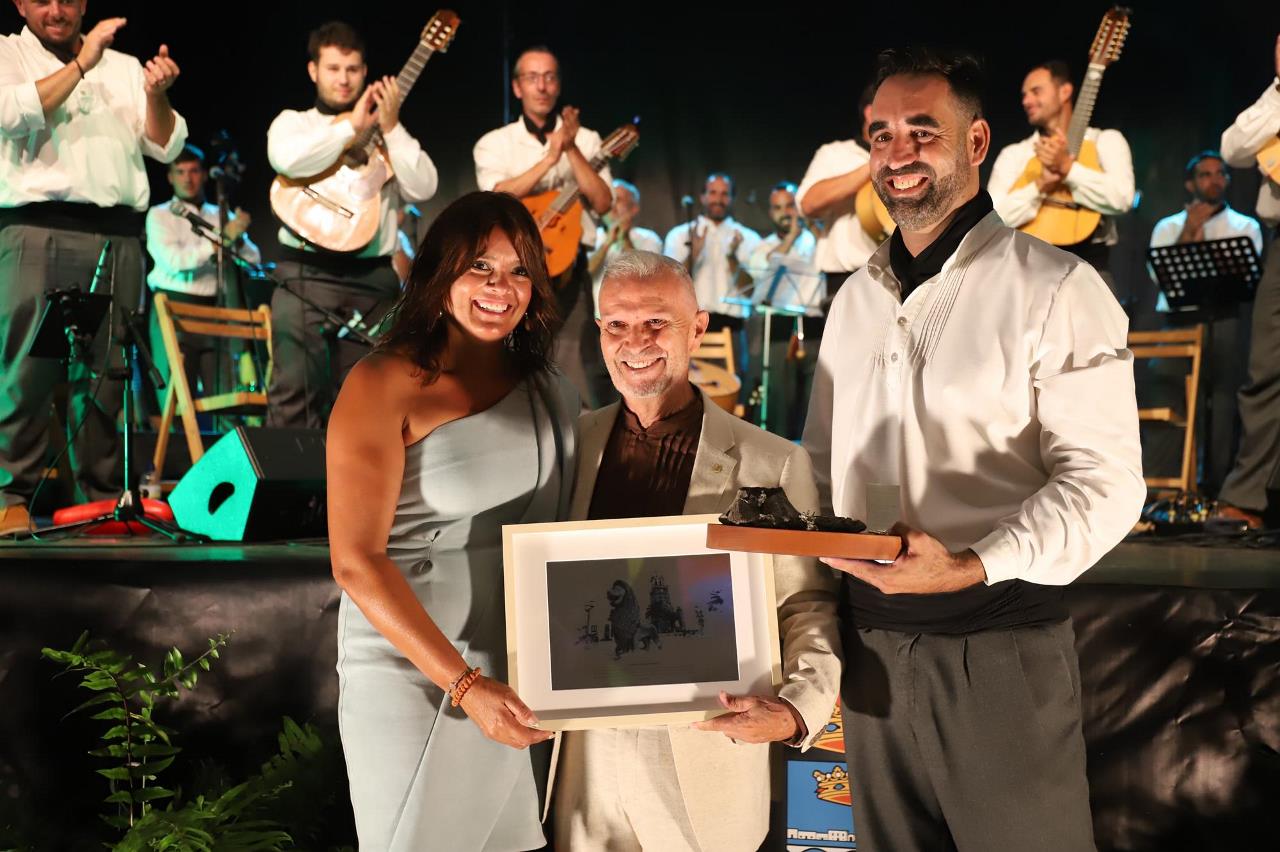 Francisco José Navarro receives the 'Silver Volcano' of Acatife