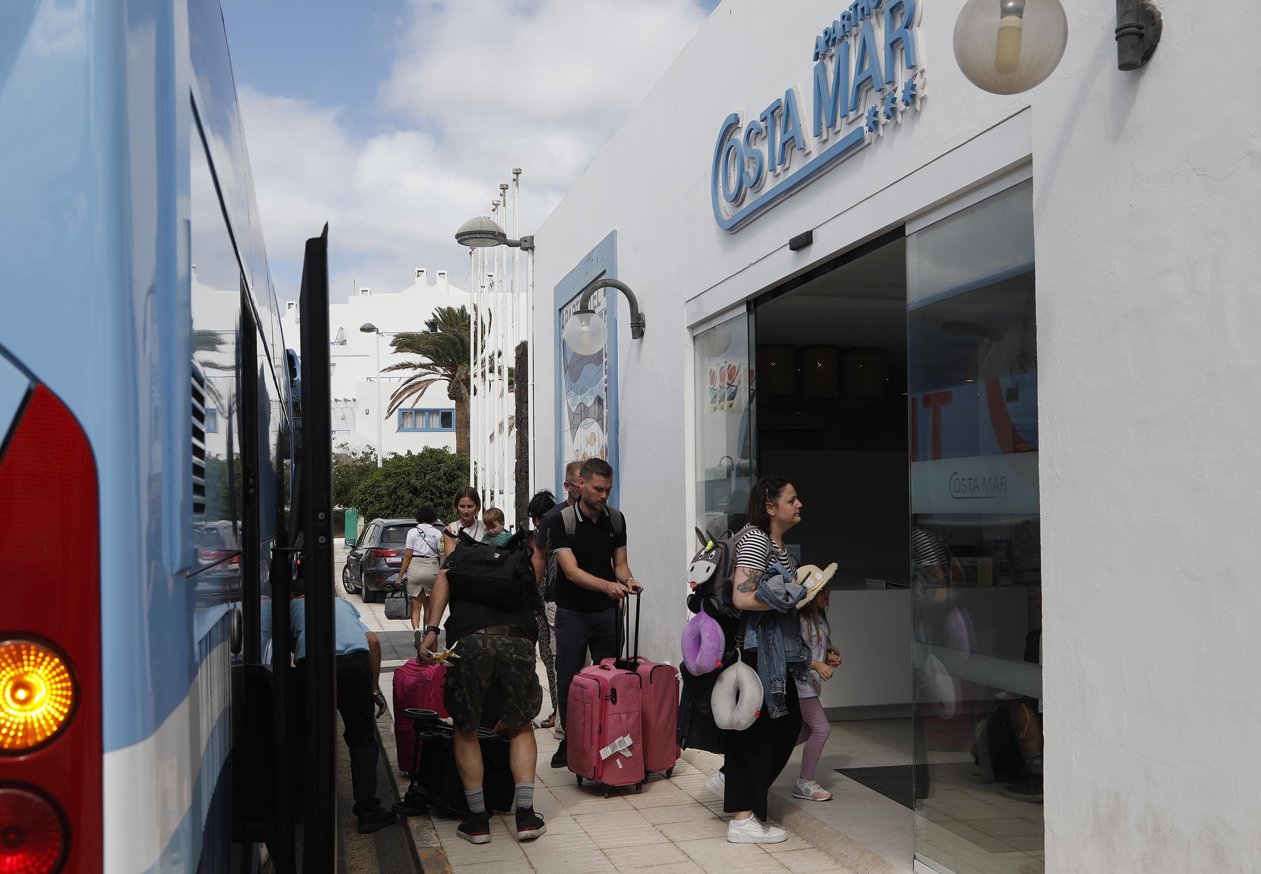 Turistas llegando a su hotel de Lanzarote este verano.  Foto: José Luis Carrasco.