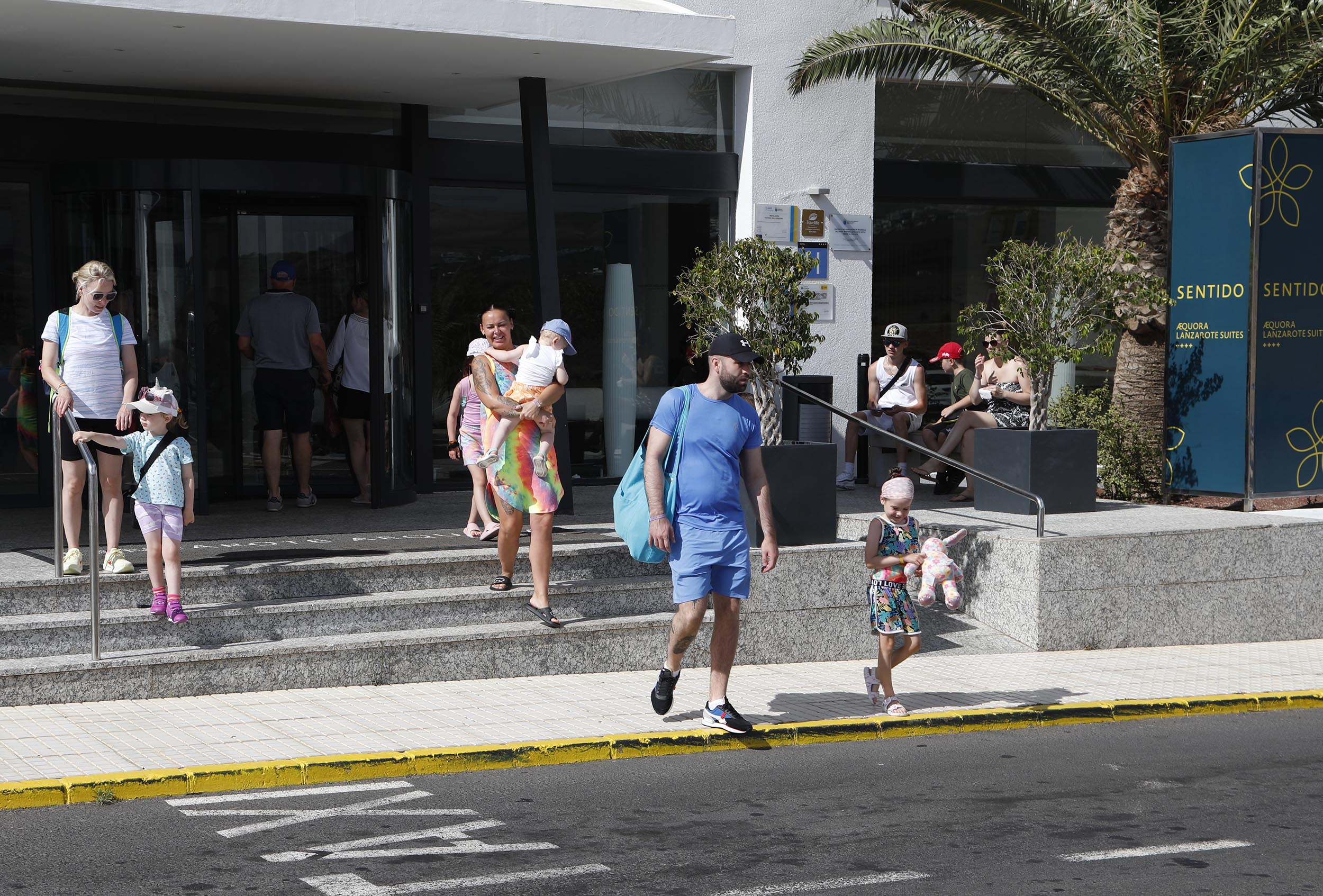 Turistas a la salida de su hotel en Lanzarote. Foto: José Luis Carrasco.