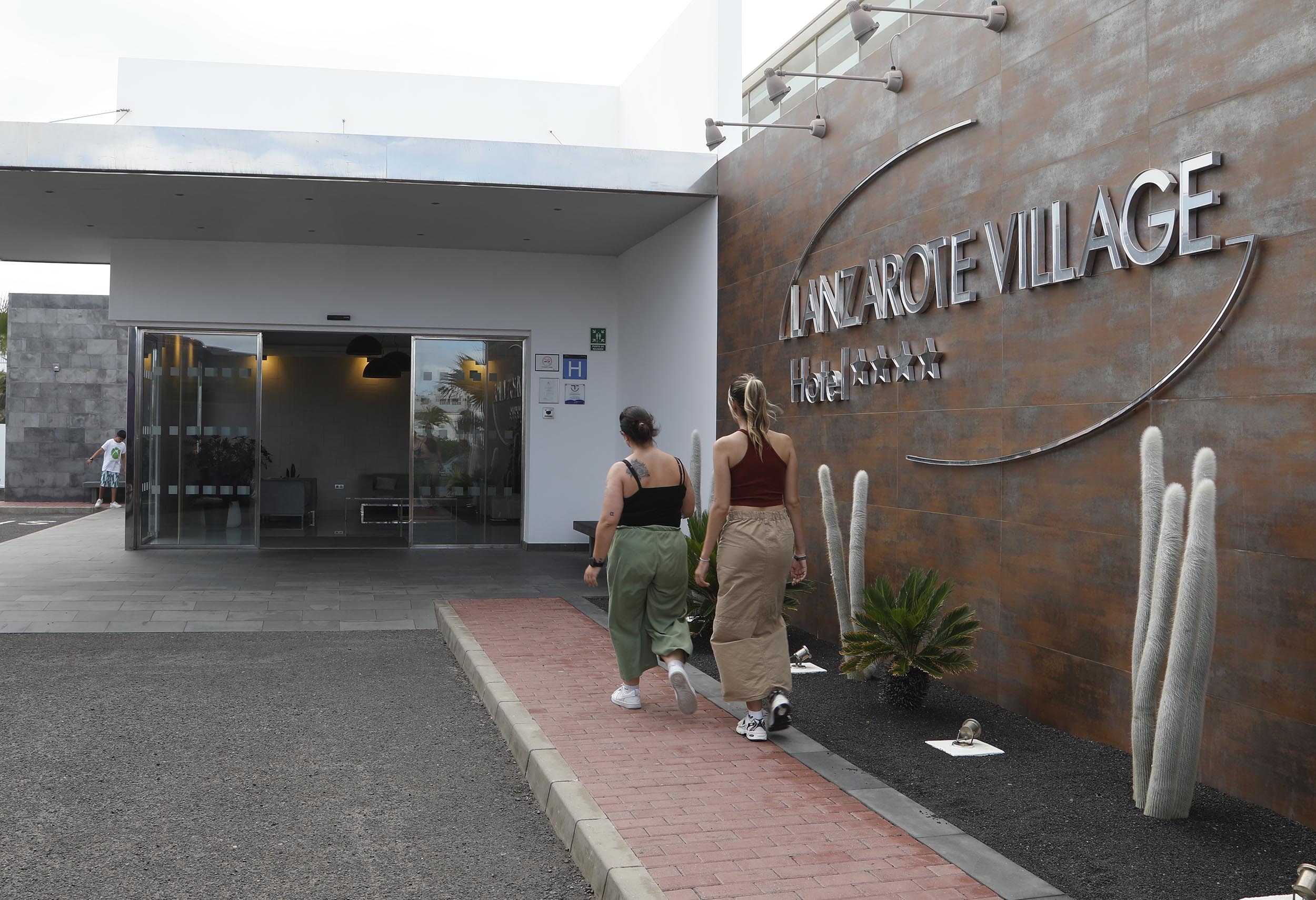 Dos turistas llegan a su alojamiento turístico de Lanzarote. Foto: José Luis Carrasco.