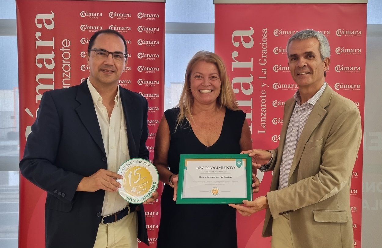 La vicepresidenta de La Cámara, Carmen Martinón, recibiendo la distinción.