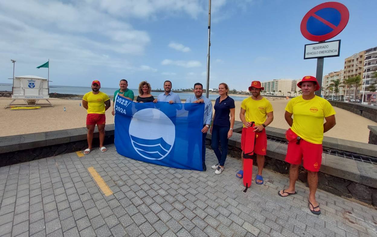 Izada de la Bandera Azul en la Playa del Reducto. El alcalde y varios concejales