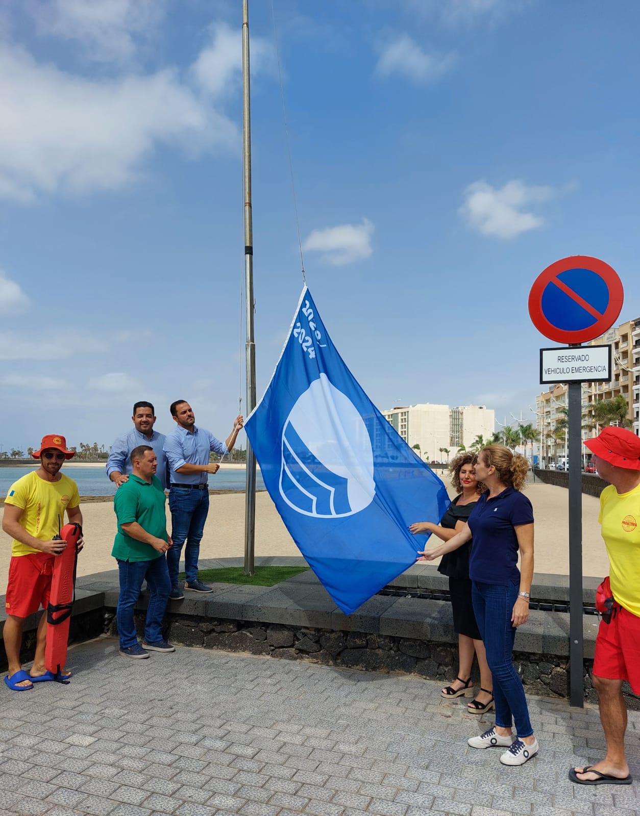 Izada de la Bandera Azul en la Playa del Reducto. El alcalde y varios concejales. El alcalde iza la bandera