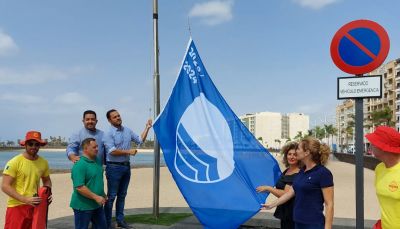 Izada de la Bandera Azul en la Playa del Reducto. El alcalde y varios concejales. El alcalde iza la bandera