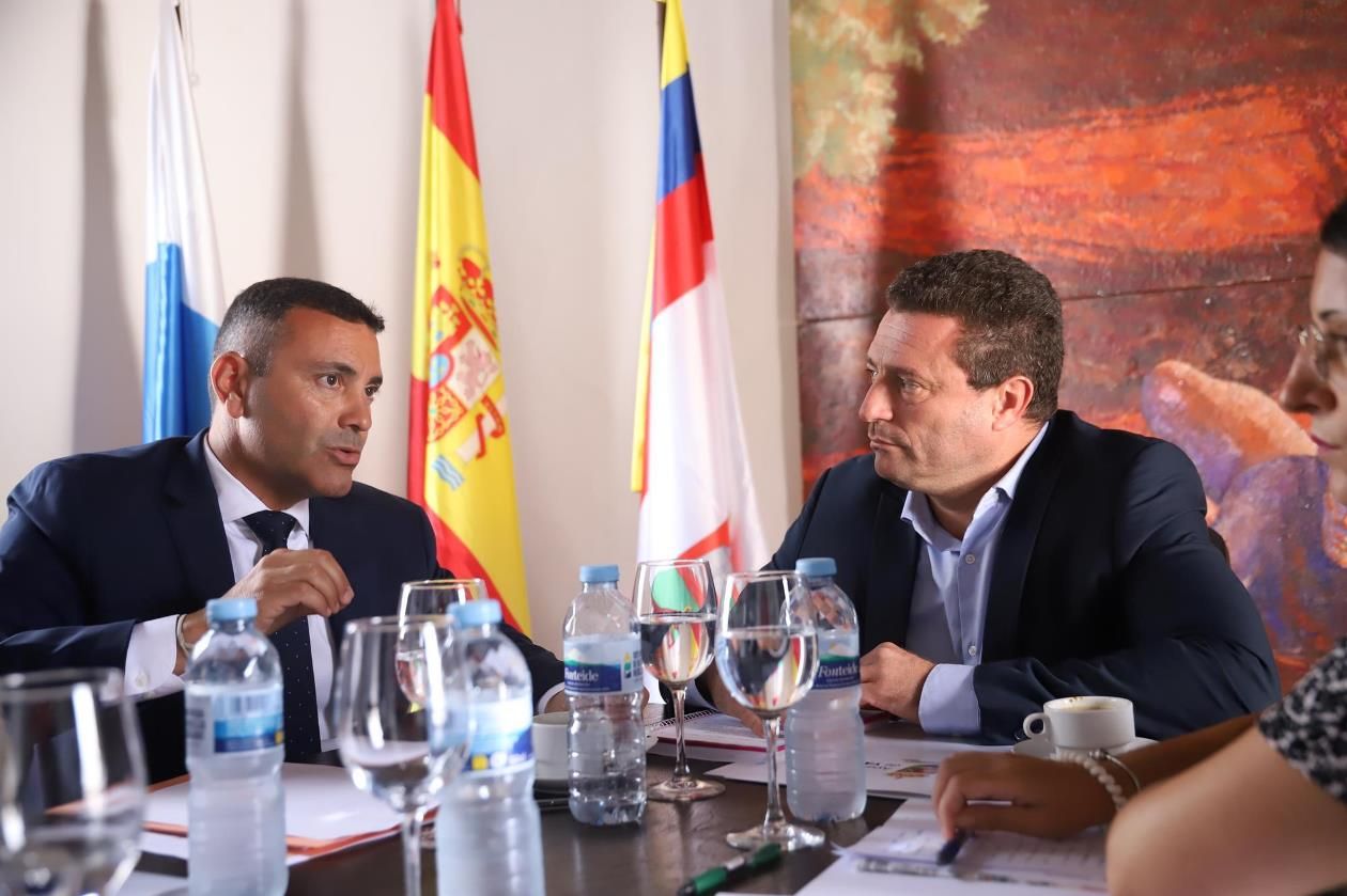 Visita del Cabildo al ayuntamiento de Yaiza