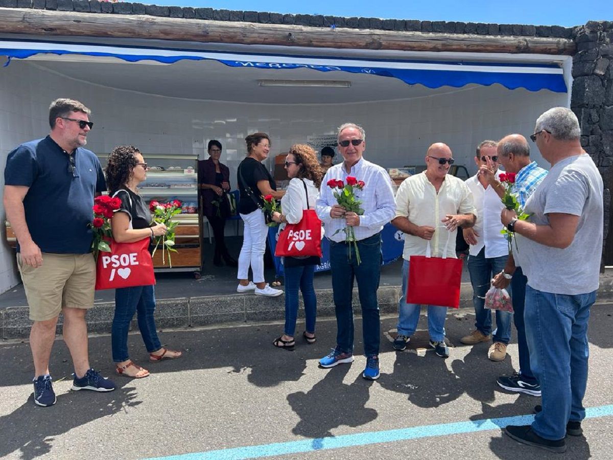 Manuel Fajardo Palarea en el mercadillo de Mancha Blanca en Lanzarote