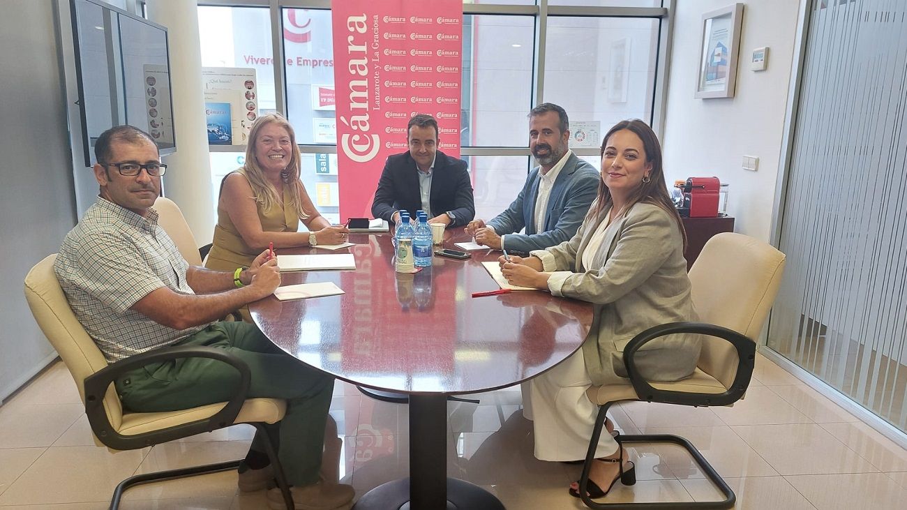 Reunión de Emilia Machín, Cristina Calero, José Valle y Carmen Martinón