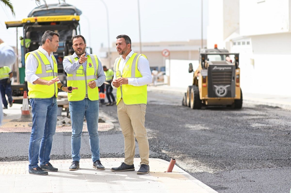 Visita de Yonathan de León Machín, Oswaldo Betancort y Jacobo Medina a las obras de la calle Tenderete en Arrecife