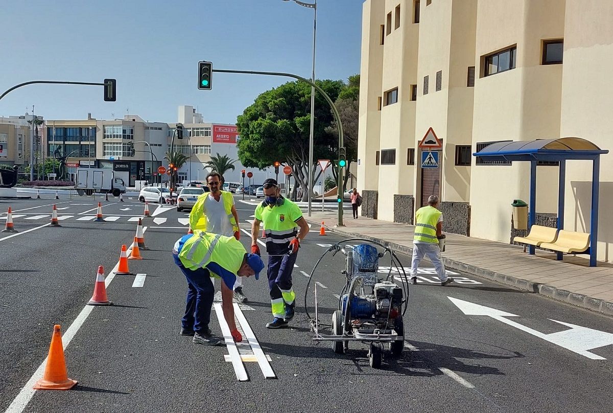 Operarios trabajando en las obras de señalización en las calles de Arrecife 