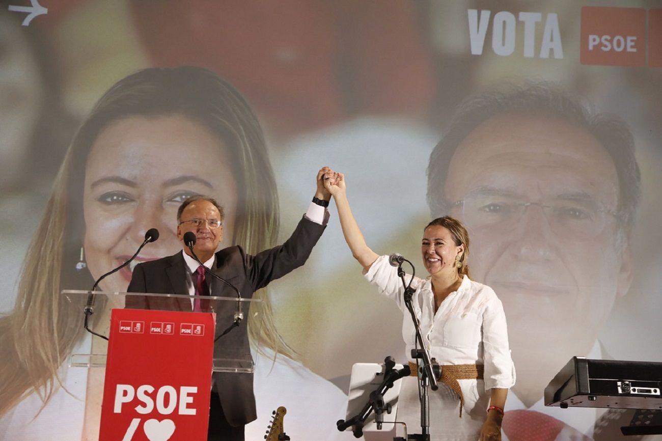 Maria Dolores Corujo y Manuel Fajardo en el último mitin de cara a las elecciones del 23J (Foto: José Luis Carrasco)