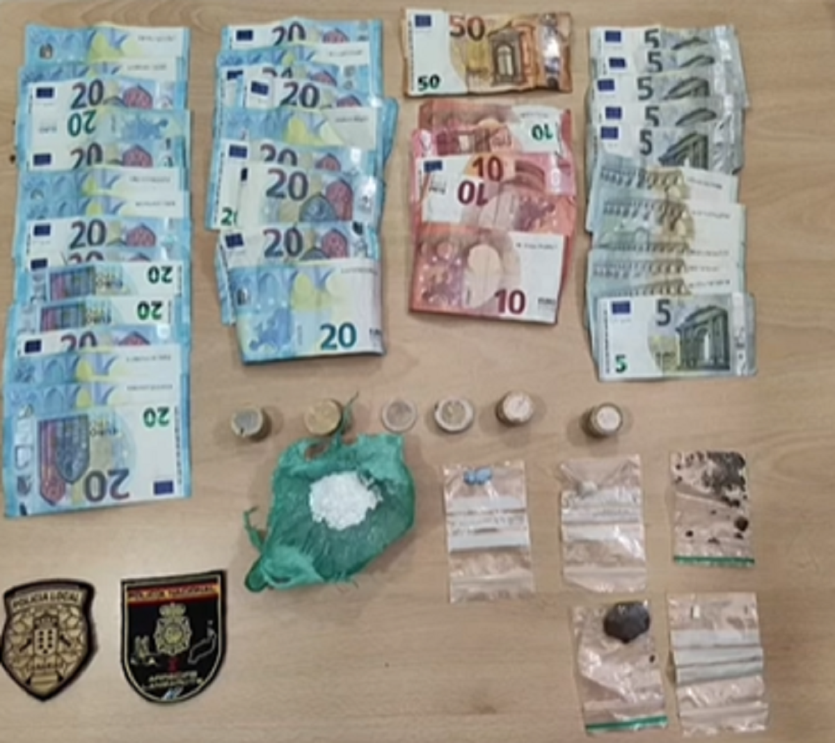 Las drogas y el dinero incautado por los agentes de la Policía Local y Nacional de Arrecife