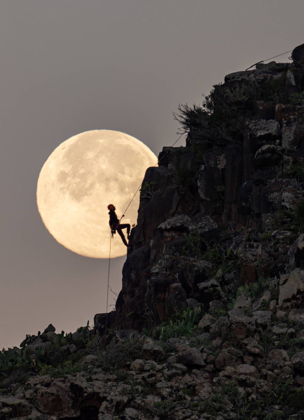 La fotografía 'Escalando la Luna' del fotógrafo lanzaroteño, Juan Méndez Quesada