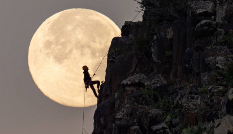 La fotografía 'Escalando la Luna' del fotógrafo lanzaroteño, Juan Méndez Quesada