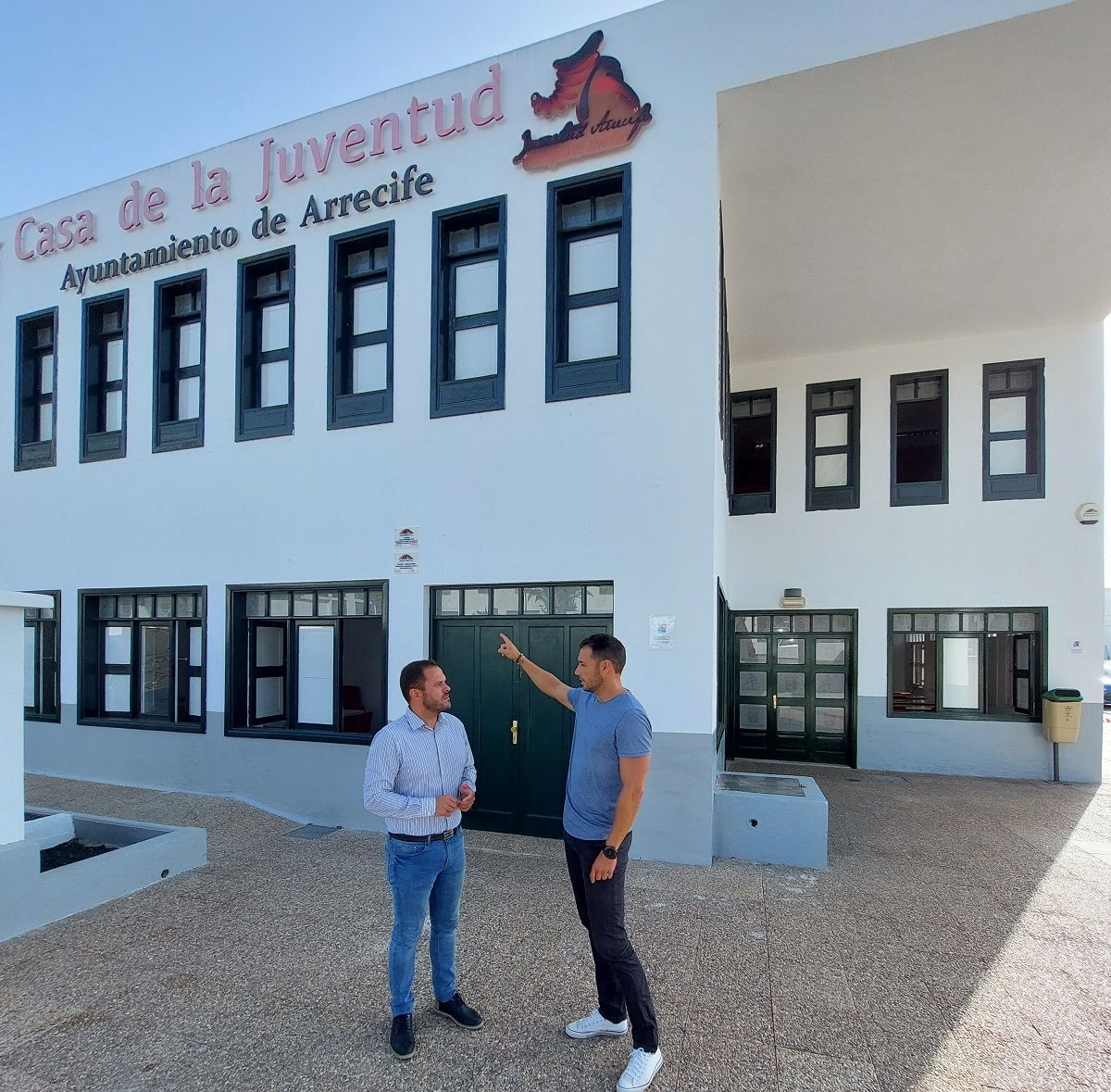 Yonathan de León y el concejal Rosmen Quevedo, en los exteriores de la Casa de la Juventud