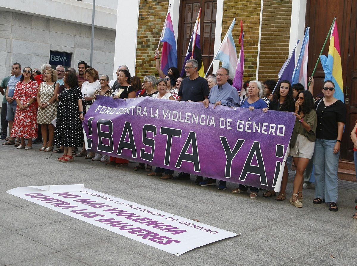 Vecinos y vecinas de Arrecife manifestándose frente a la Casa Amarilla (Foto: José Luis Carrasco)