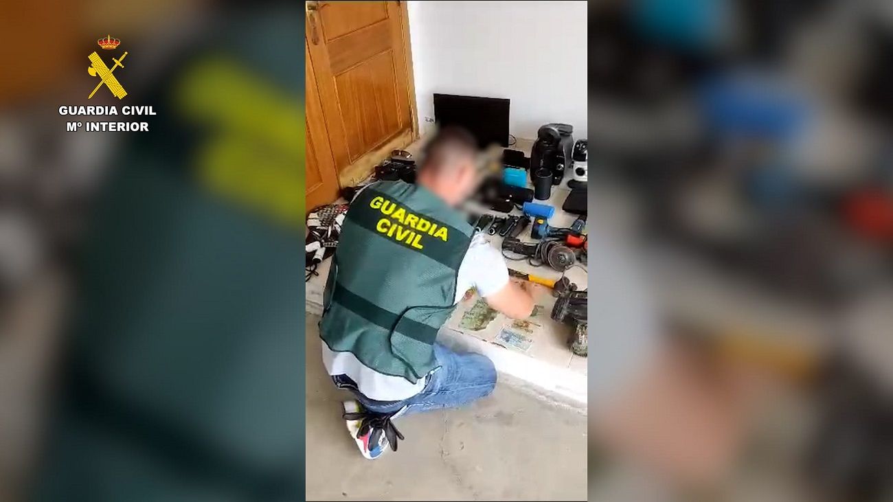 Agentes de la Guardia Civil con material incautado en Lanzarote