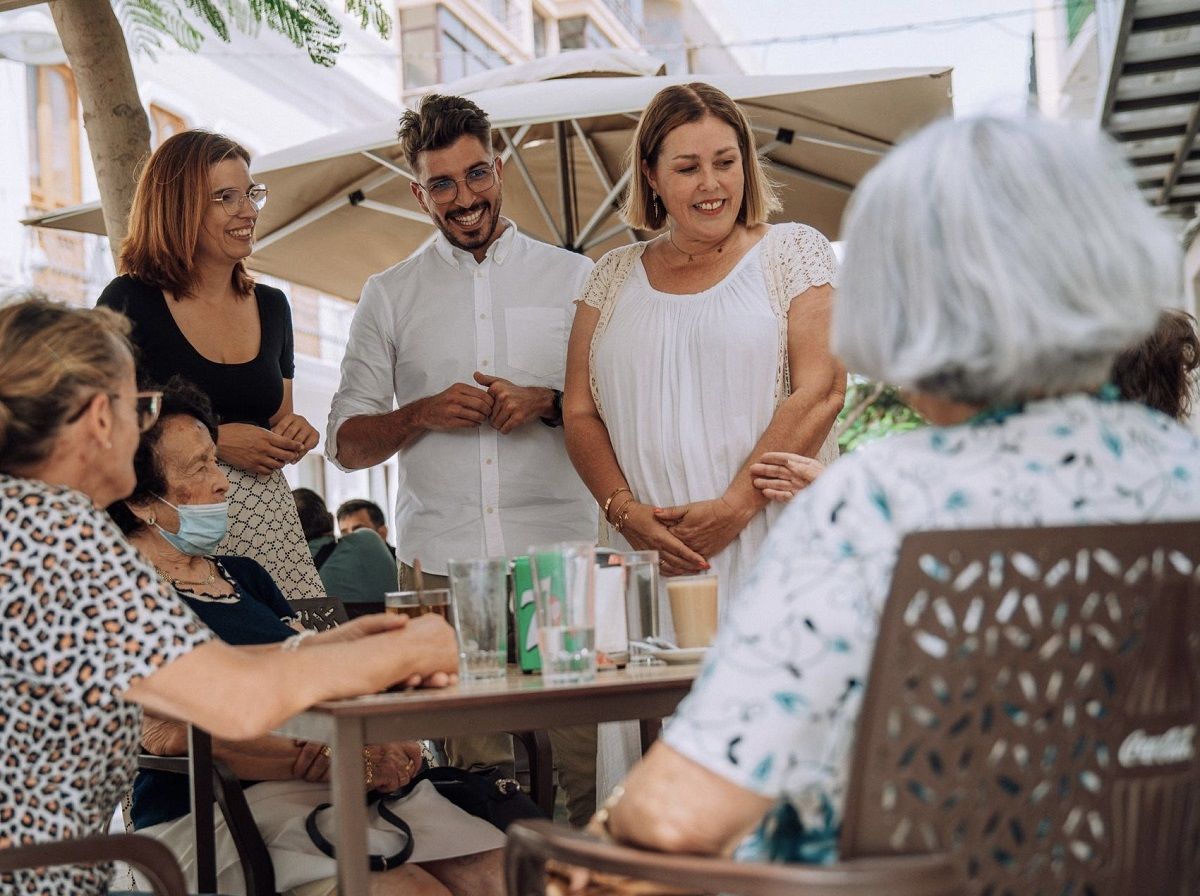 Astrid Pérez y Jeziel Martín con los ciudadanos de Lanzarote