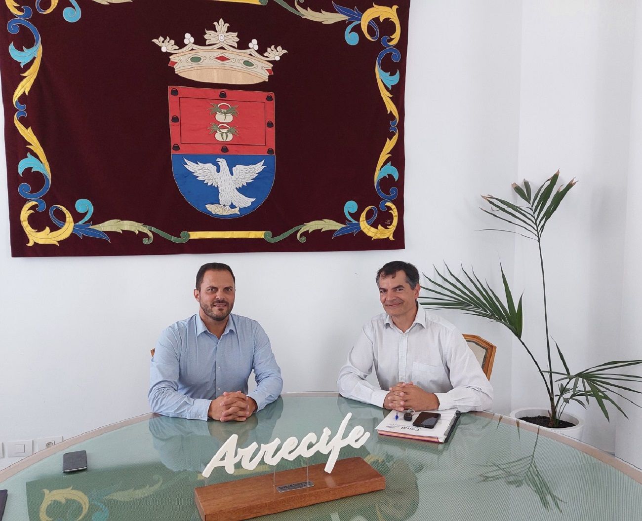 Reunión del alcalde de Arrecife, Yonathan de León, con el gerente de Canal Gestión Lanzarote