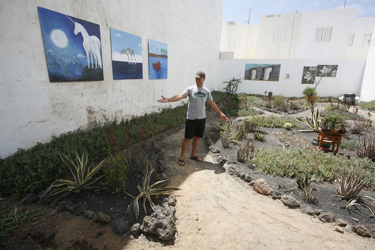 El vecino de Arrecife, Carlos Eduardo Ricciardi en el jardín (Foto: José Luis Carrasco)
