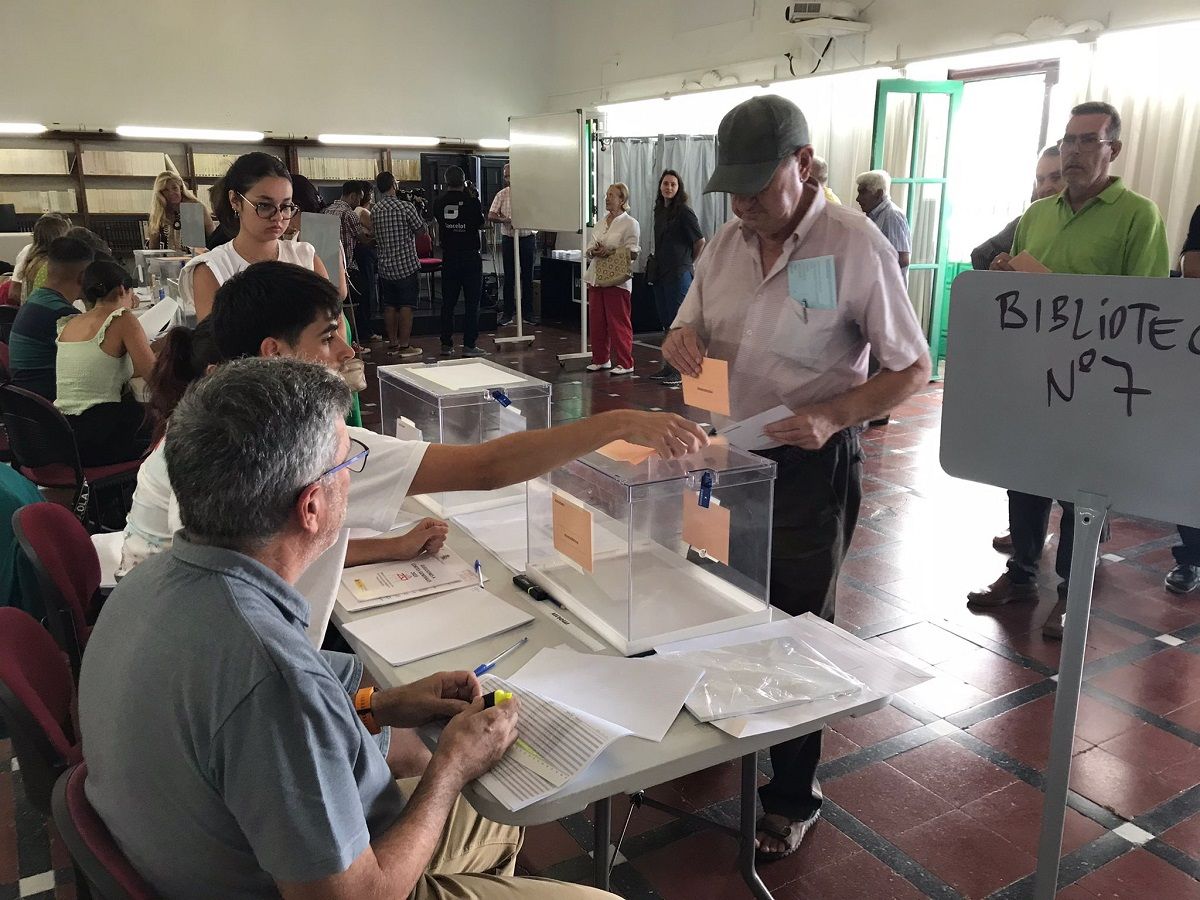 Un lanzaroteño ejerciendo su derecho al voto esta mañana en las elecciones generales (Fotos: José Luis Carrasco)