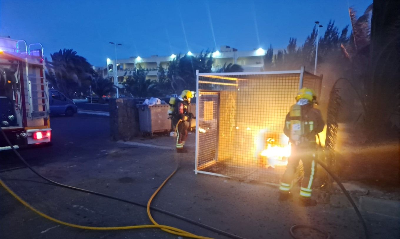 Incendio de un contenedor en Costa Teguise