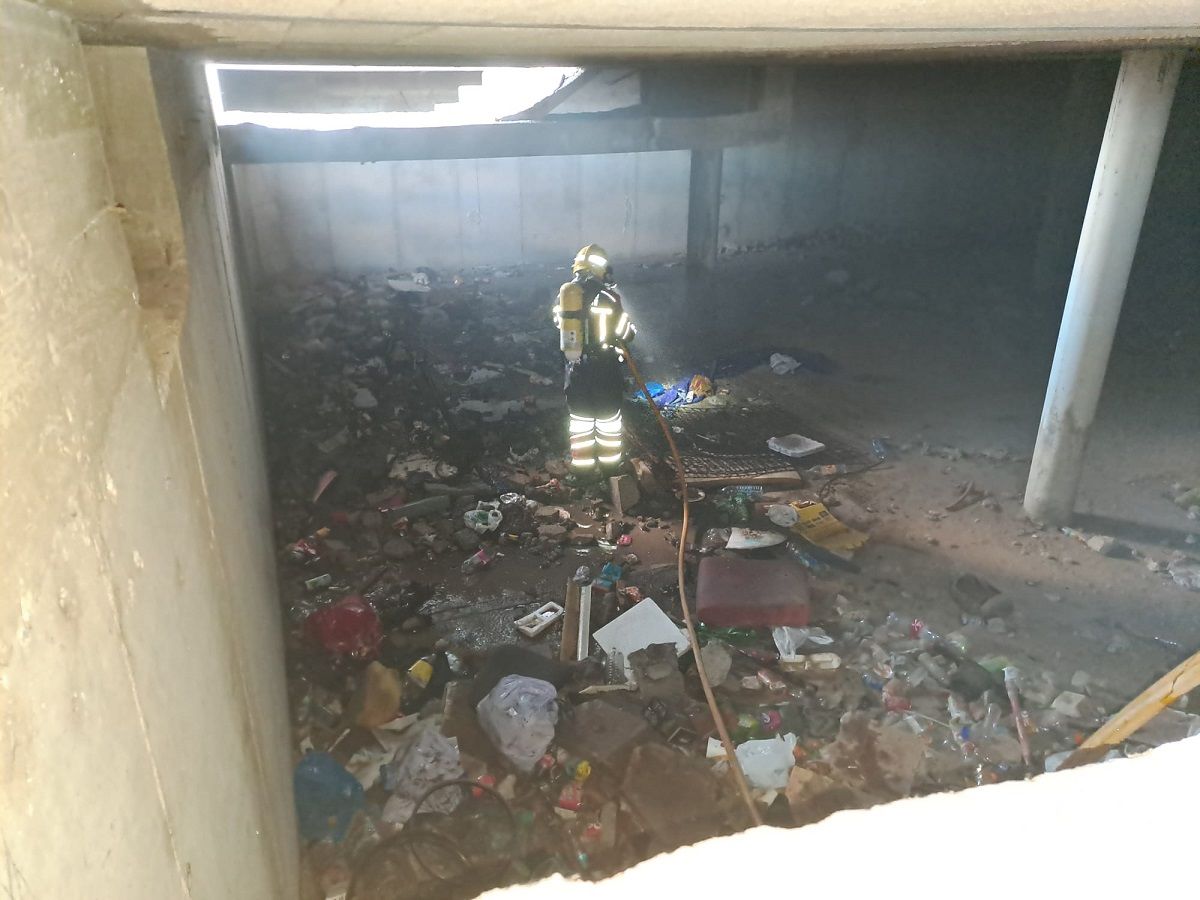 Bomberos apagando el incendio de basura en el sótano de un edificio abandonado en Arrecife