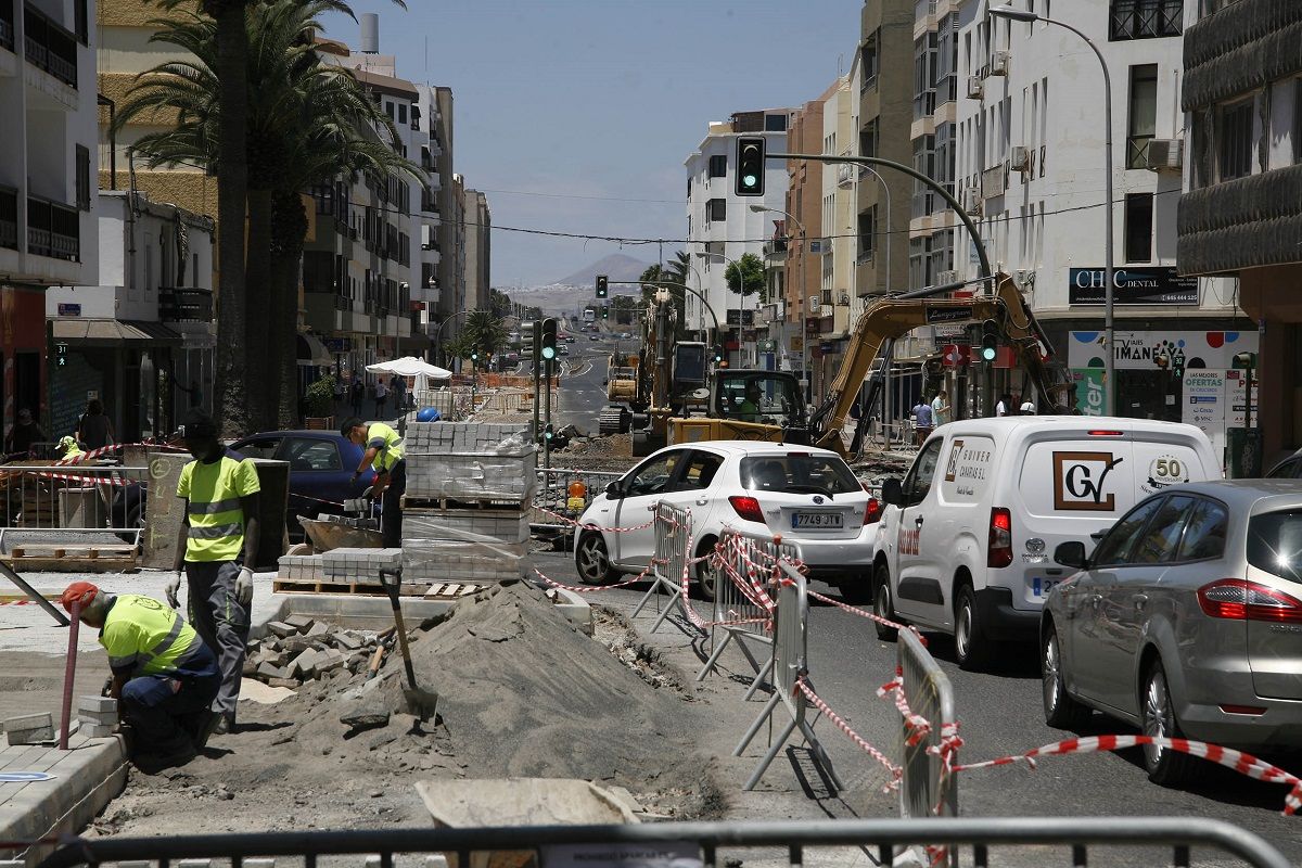 Obras en la calle Manolo Millares en Arrecife (Foto: José Luis Carrasco)
