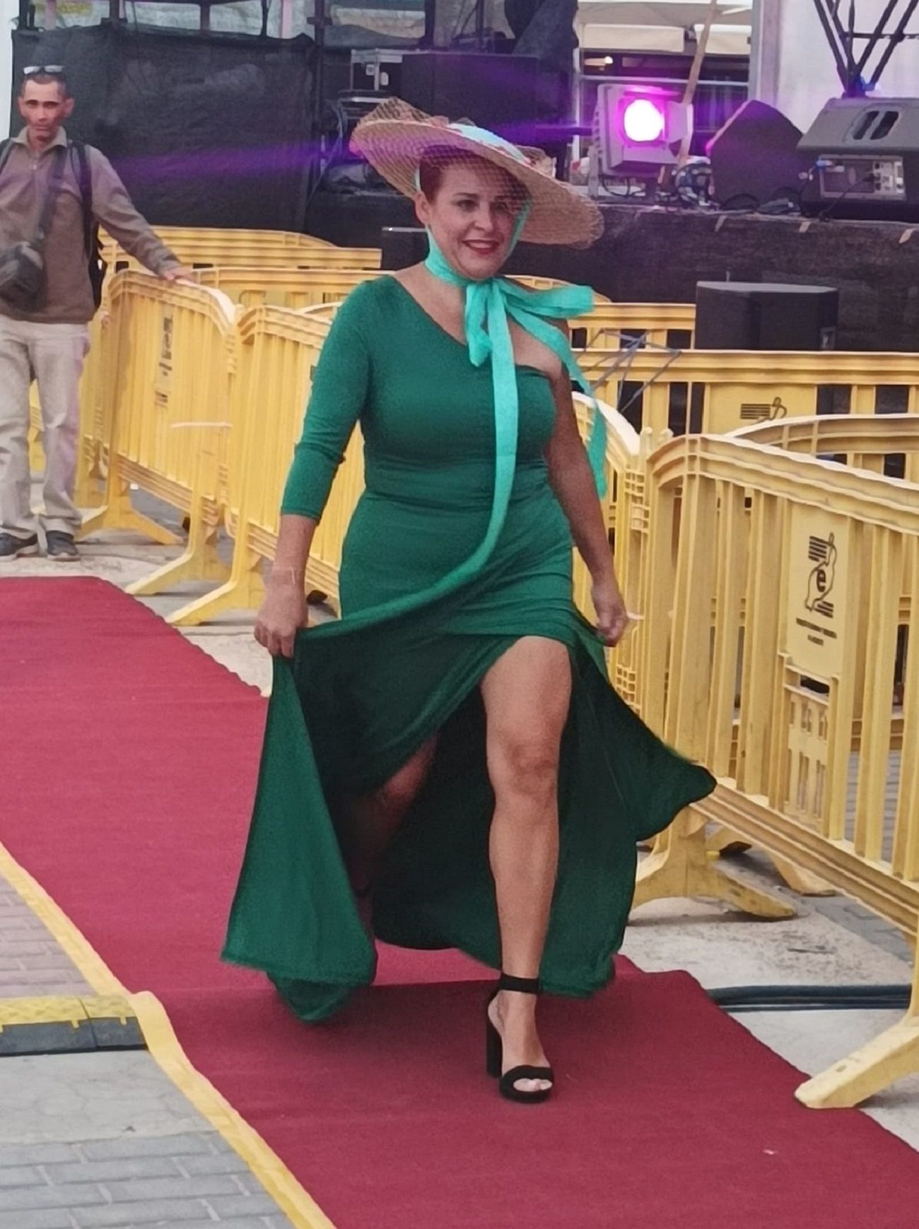Una de las integrantes de la Asociación de Mayores de La Graciosa desfilando en la alfombra roja (Foto: Suso Páez)