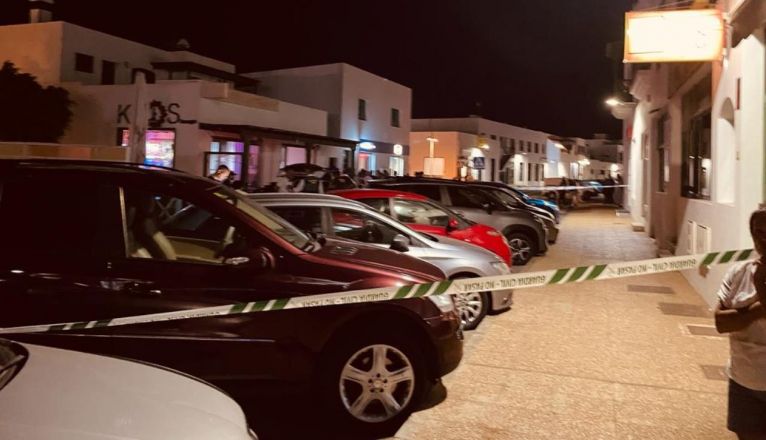 Zona acordonada donde han apuñalado a un hombre en Playa Blanca