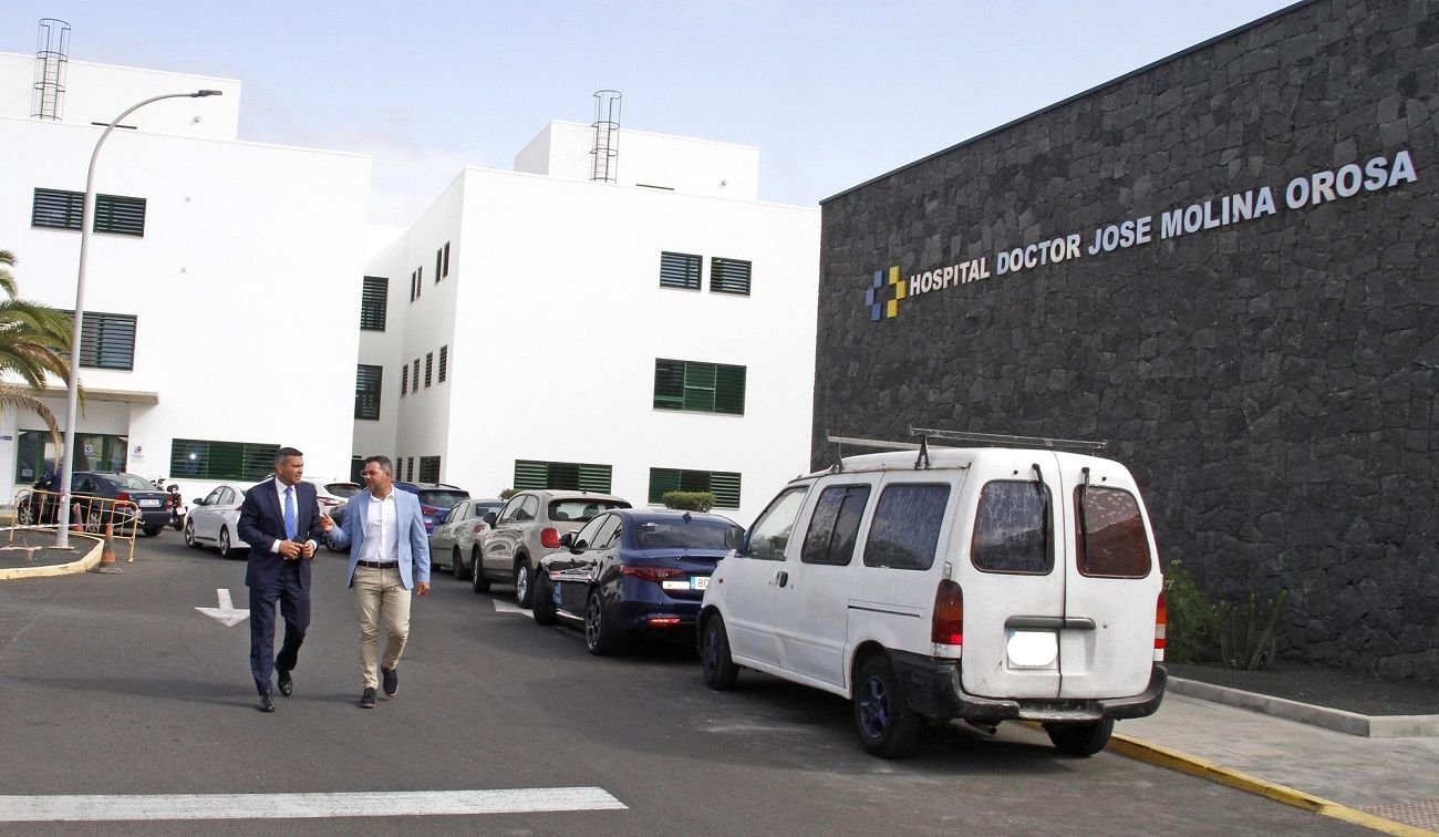 Oswaldo Betancort y Jacobo Medina en la entrada del Hospital José Molina Orosa en Arrecife