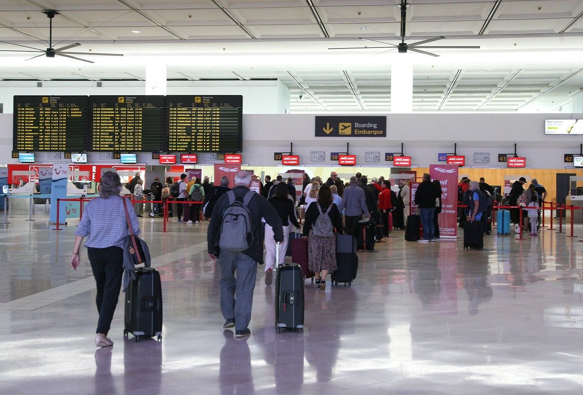 Turistas británicos en las líneas de facturación del aeropuerto César Manrique