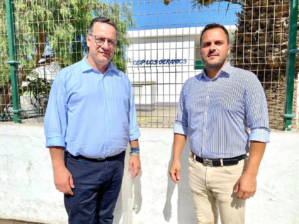 Yonathan de León y Popli Suárez en la visita oficial al colegio Los Geranios en Arrecife