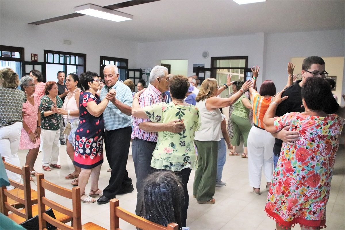 ILos Mayores de Yaiza durante la celebración del 'Día de los abuelos' junto a sus nietos y familias