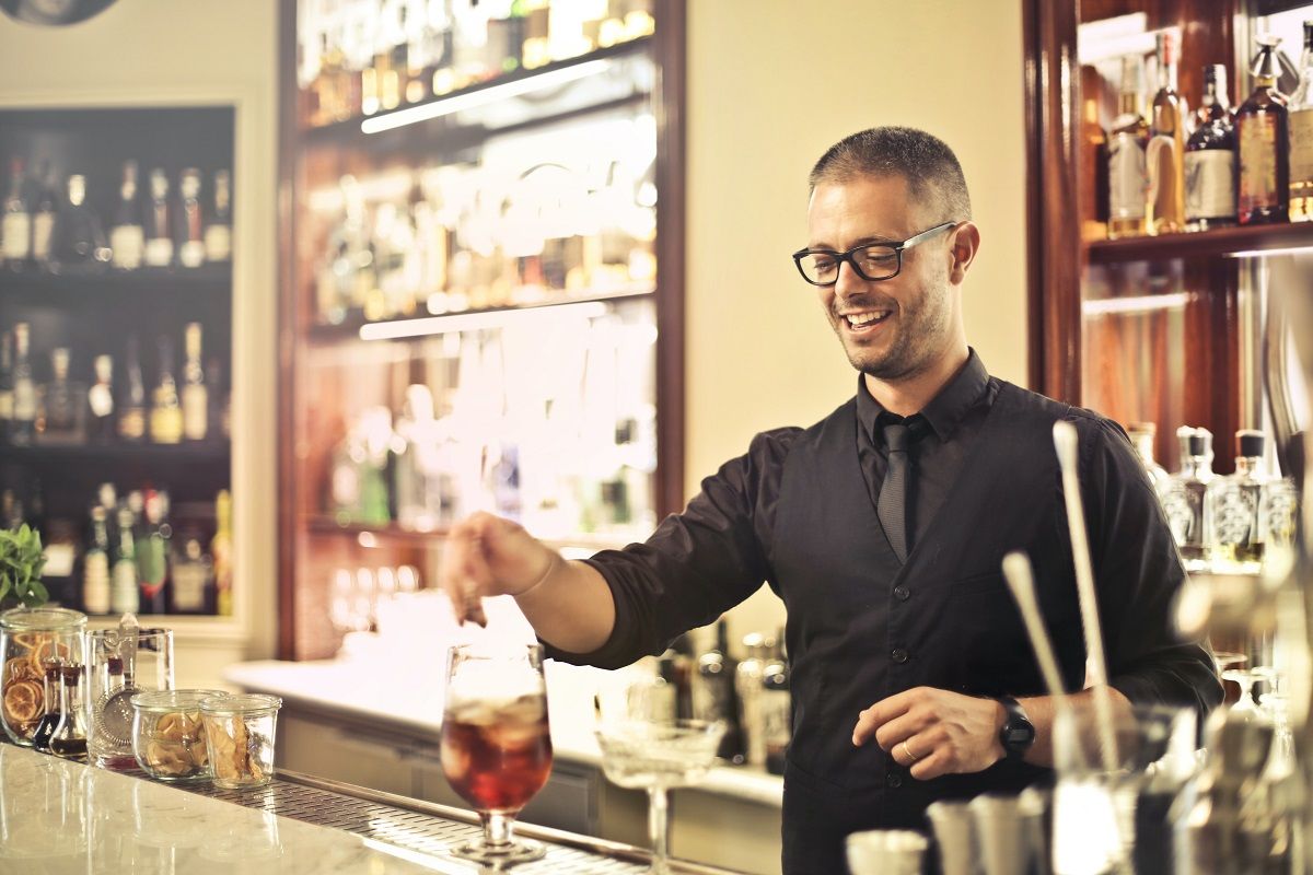 Un maestro coctelero prepara unas bebidas. Canarias roza el millón de trabajadores.