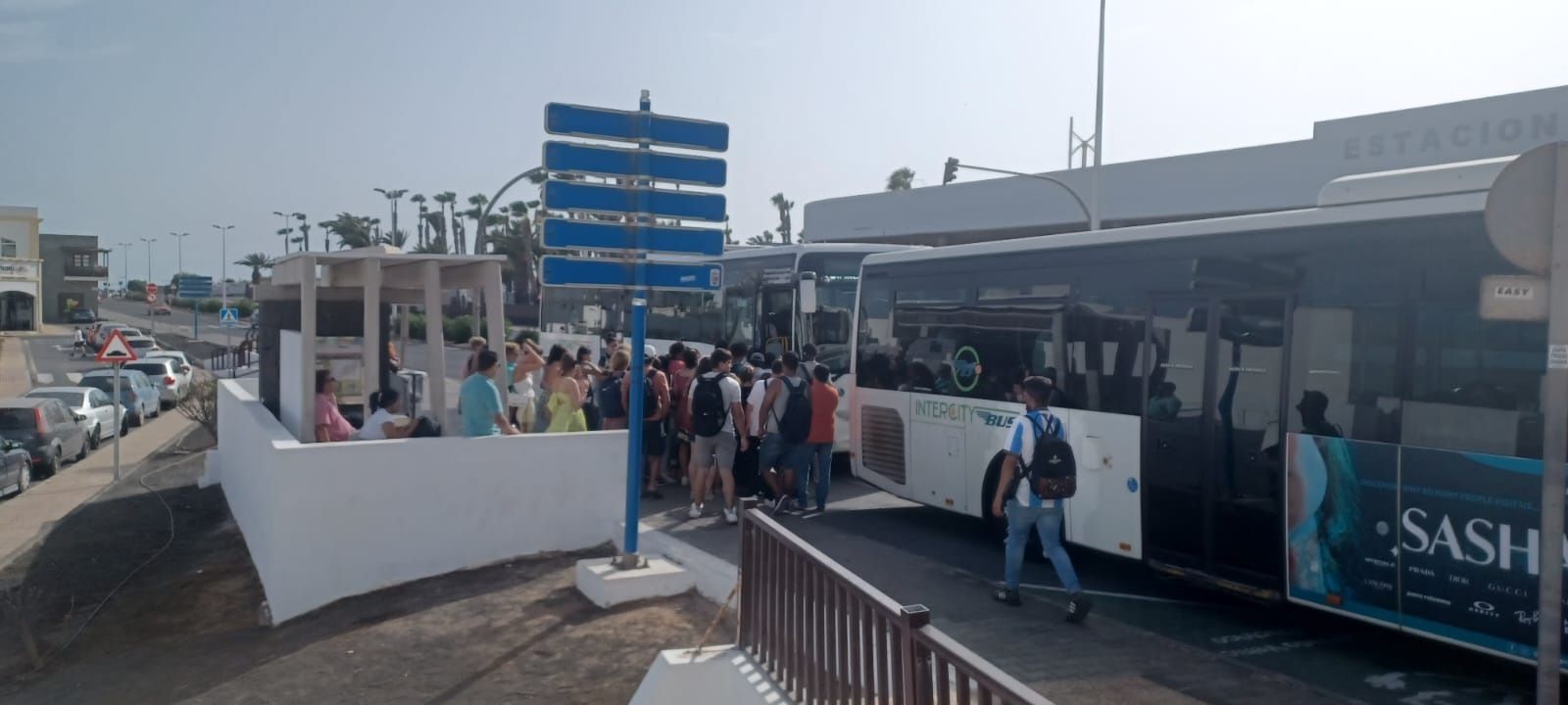 Pasajeros esperando a la guagua 