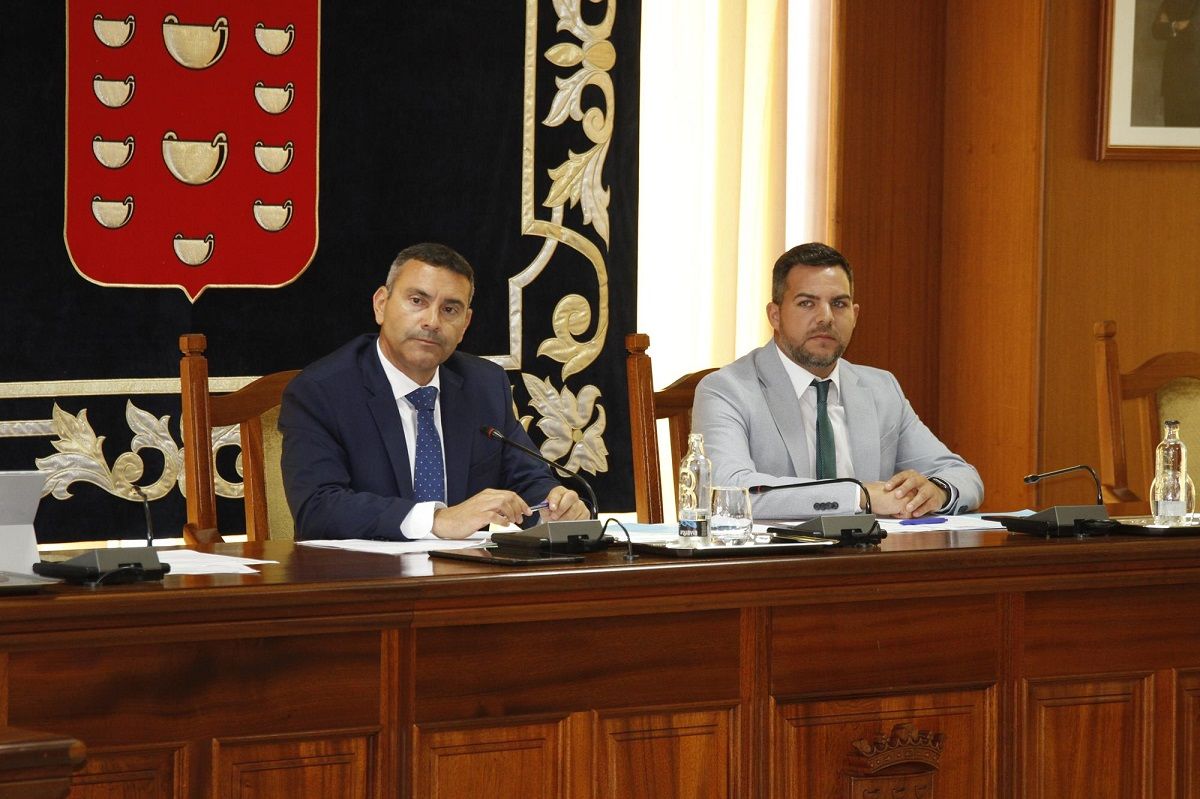 Oswaldo Betancort y Jacobo Medina en el Pleno Ordinario del Cabildo de Lanzarote 