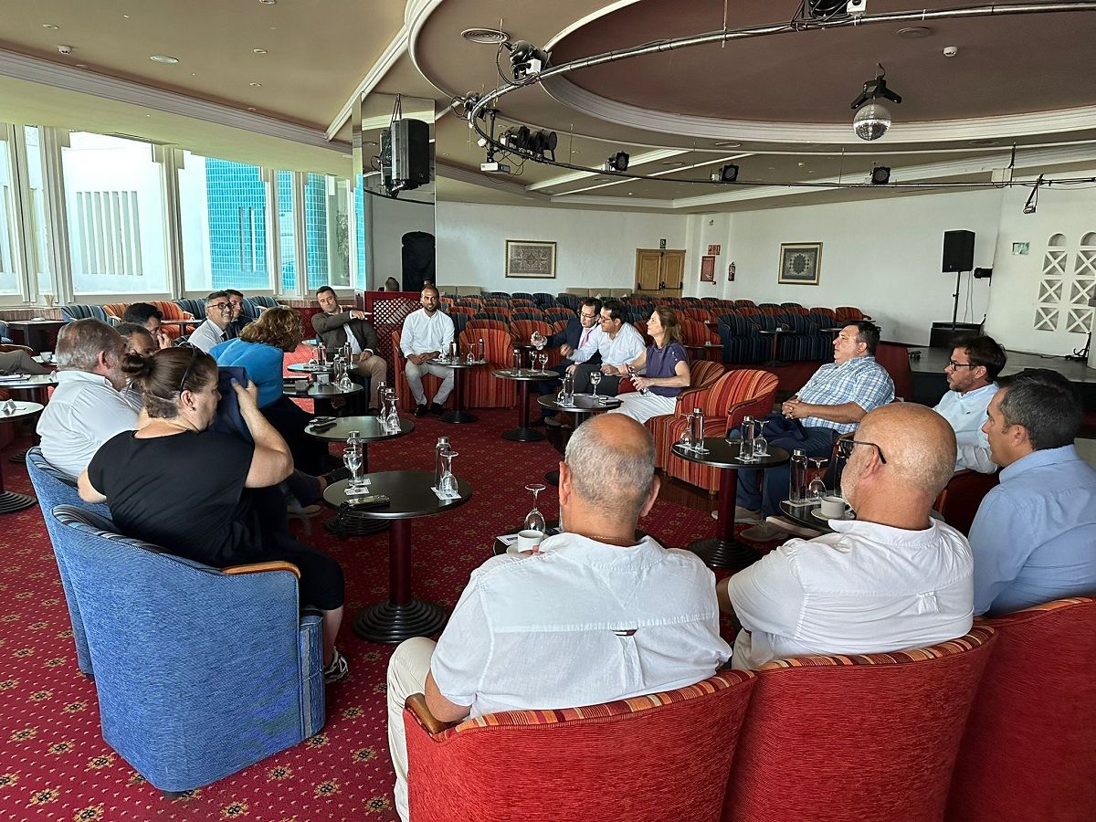Reunión entre el Ayuntamiento de Yaiza y los hoteleros