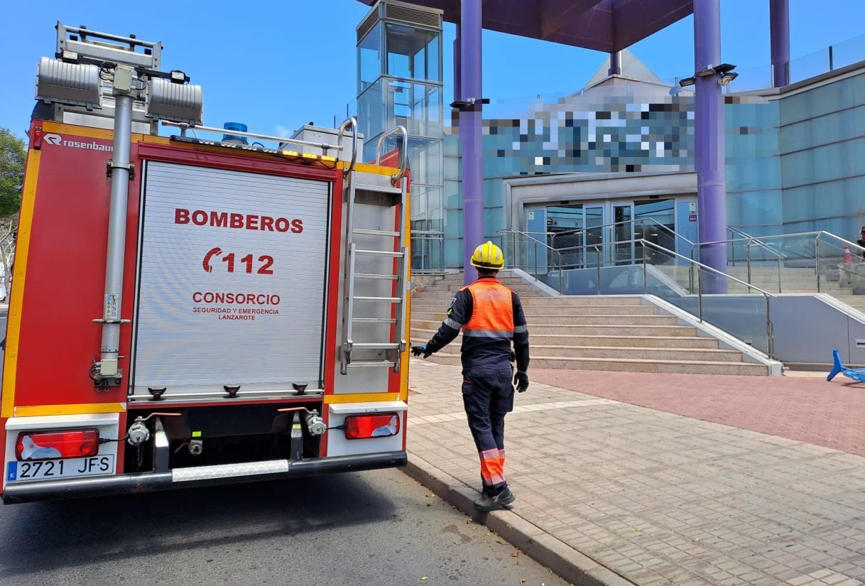 Bomberos en el Centro Comercial Arrecife