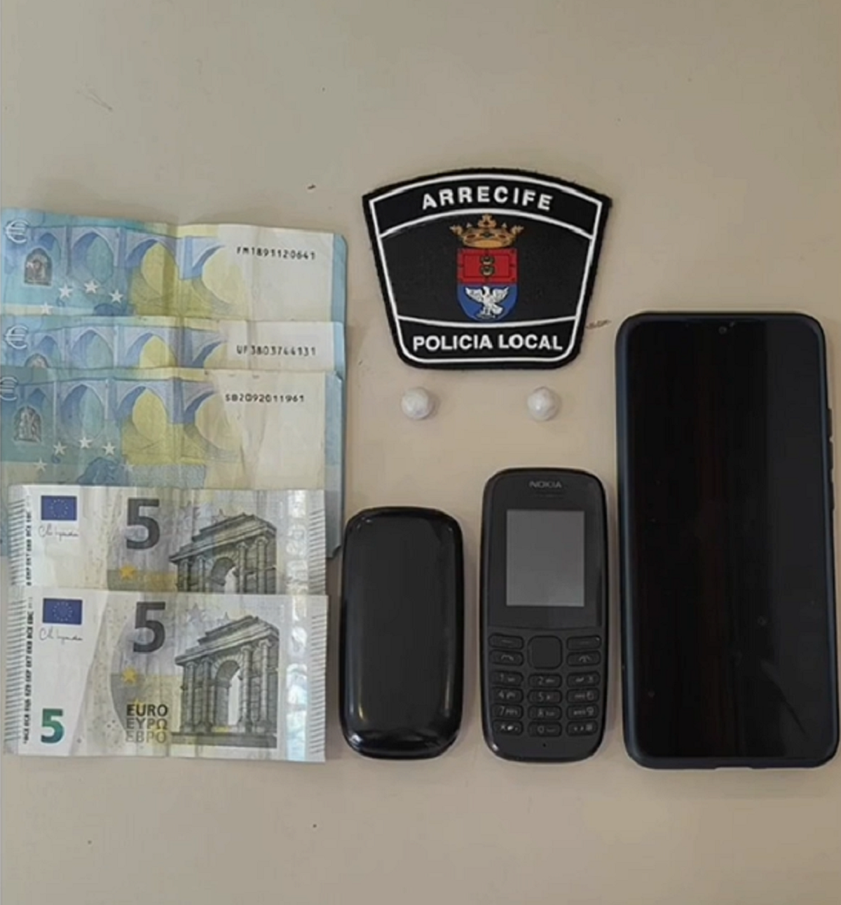 Dinero, sustancias estupefacientes y varios teléfonos requisados por la Policía Local de Arrecife