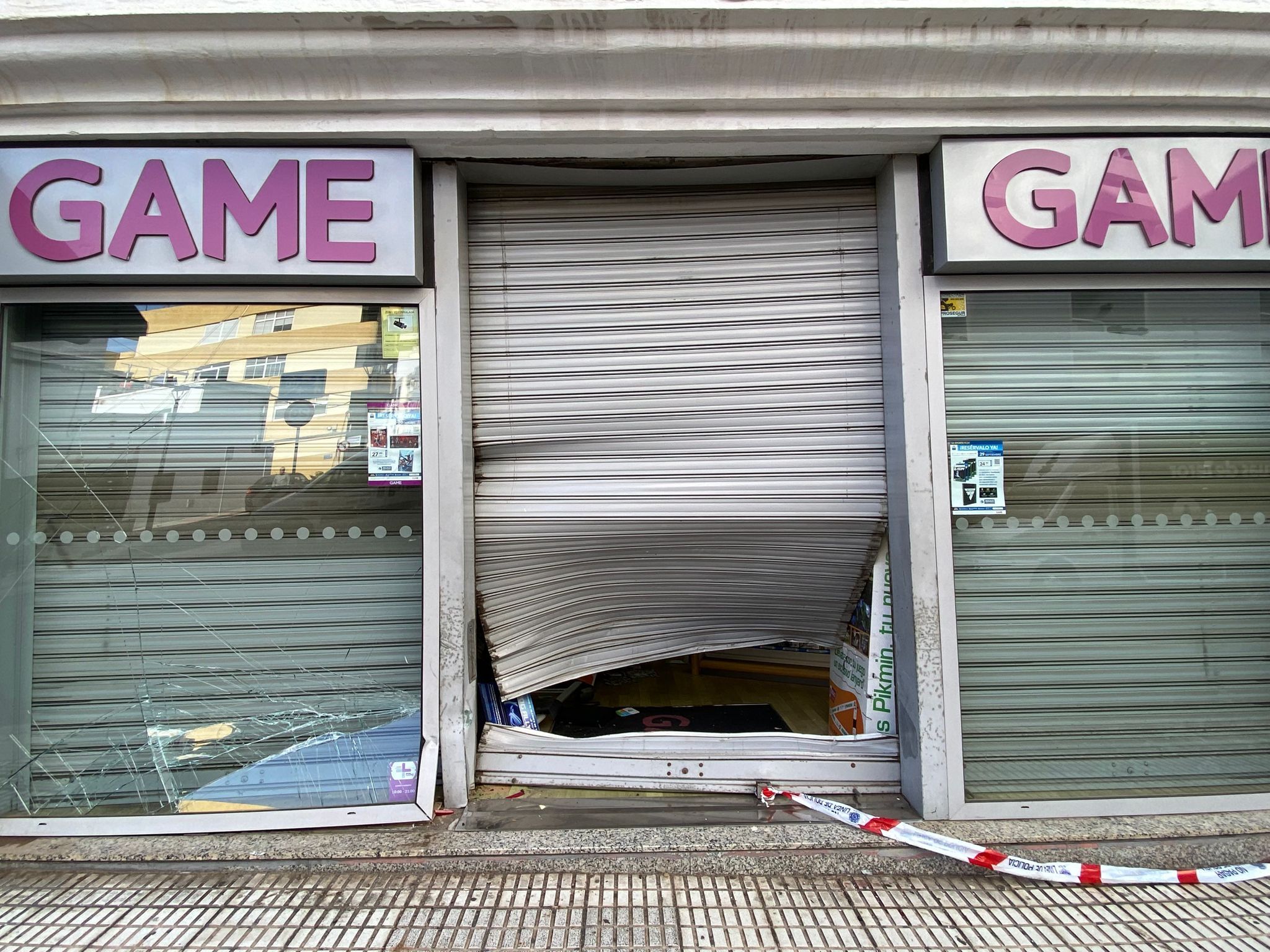 El escaparate y la valla de la tienda de videojuegos afectada en Arrecife. Foto: La Voz de Lanzarote.