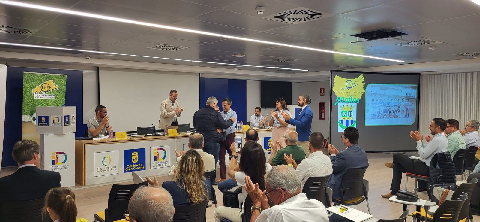 El presidente del Club Deportivo Tahíche recogiendo la medalla de oro