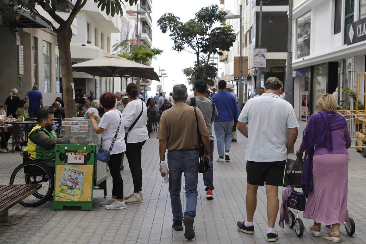 Ciudadanos caminando por el centro de Arrecife. Seguridad Social.