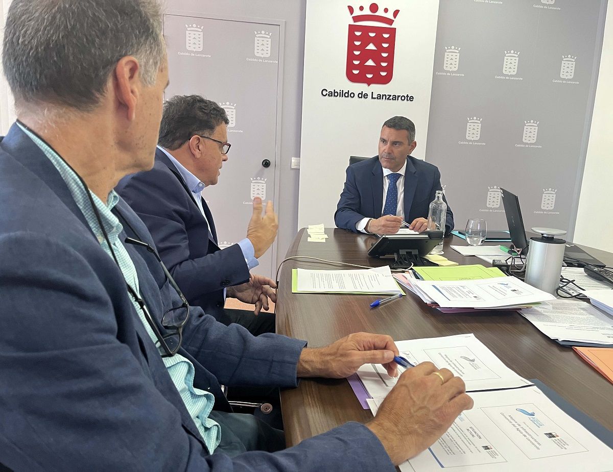 Oswaldo Betancort, Manuel Miranda y Domingo Cejas en la visita oficial