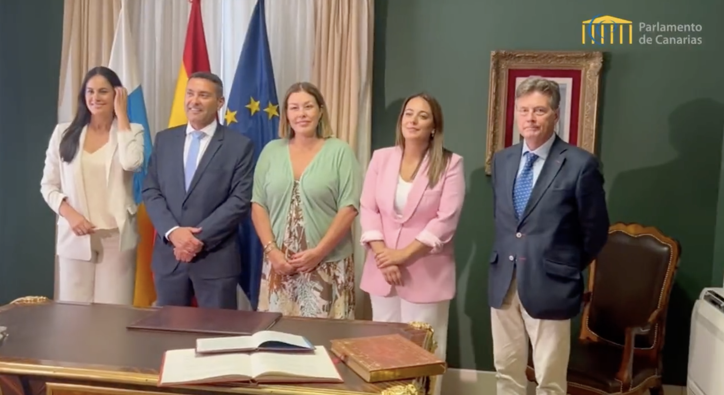 Los diputados Oswaldo Betancort (2i) y Cristina Calero (2d) junto a la presidenta del Parlamento de Canarias, la lanzaroteña Astrid Pérez.