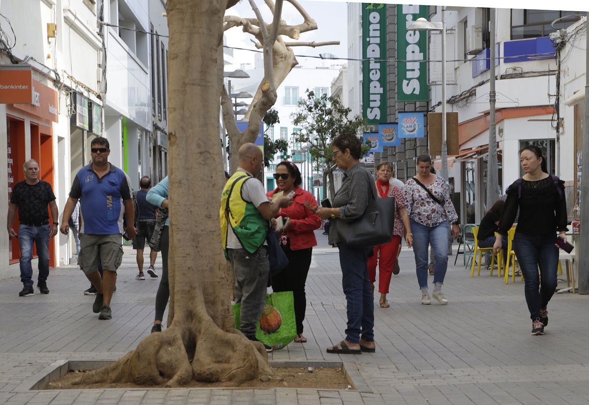 Ciudadanos en el centro de Arrecife. Confianza en la economía.