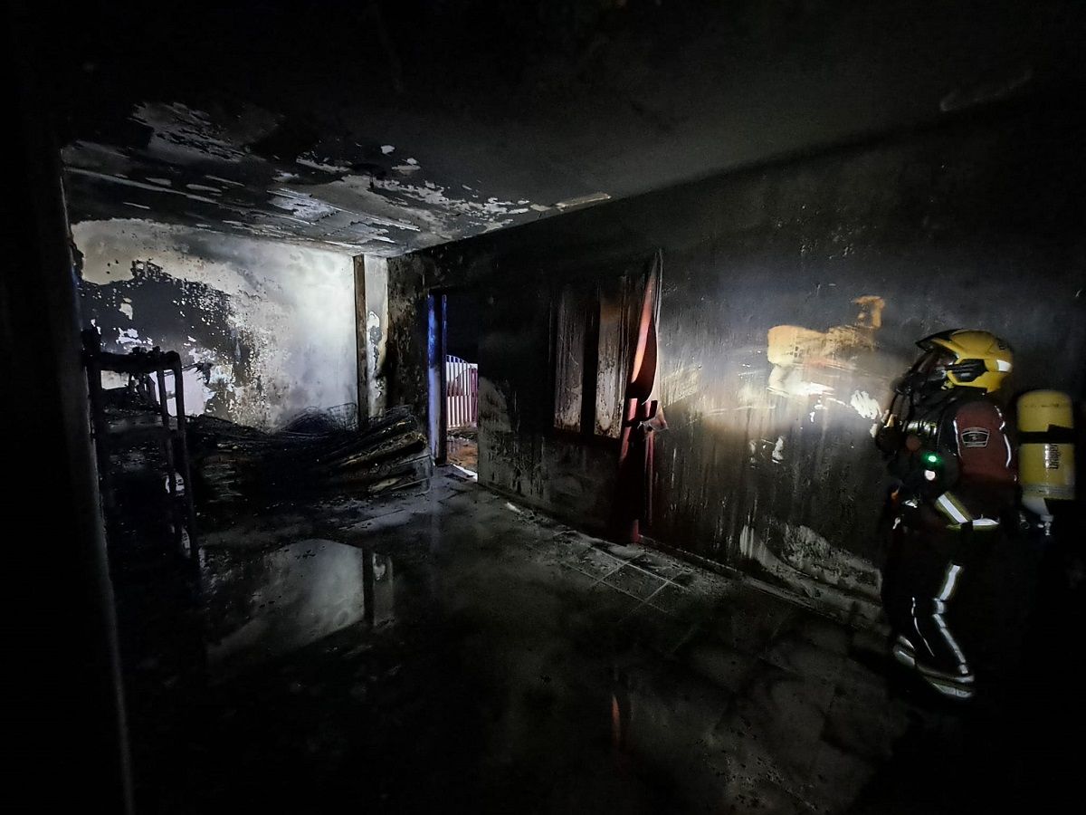 Los bomberos apagando el incendio en el albergue de La Santa