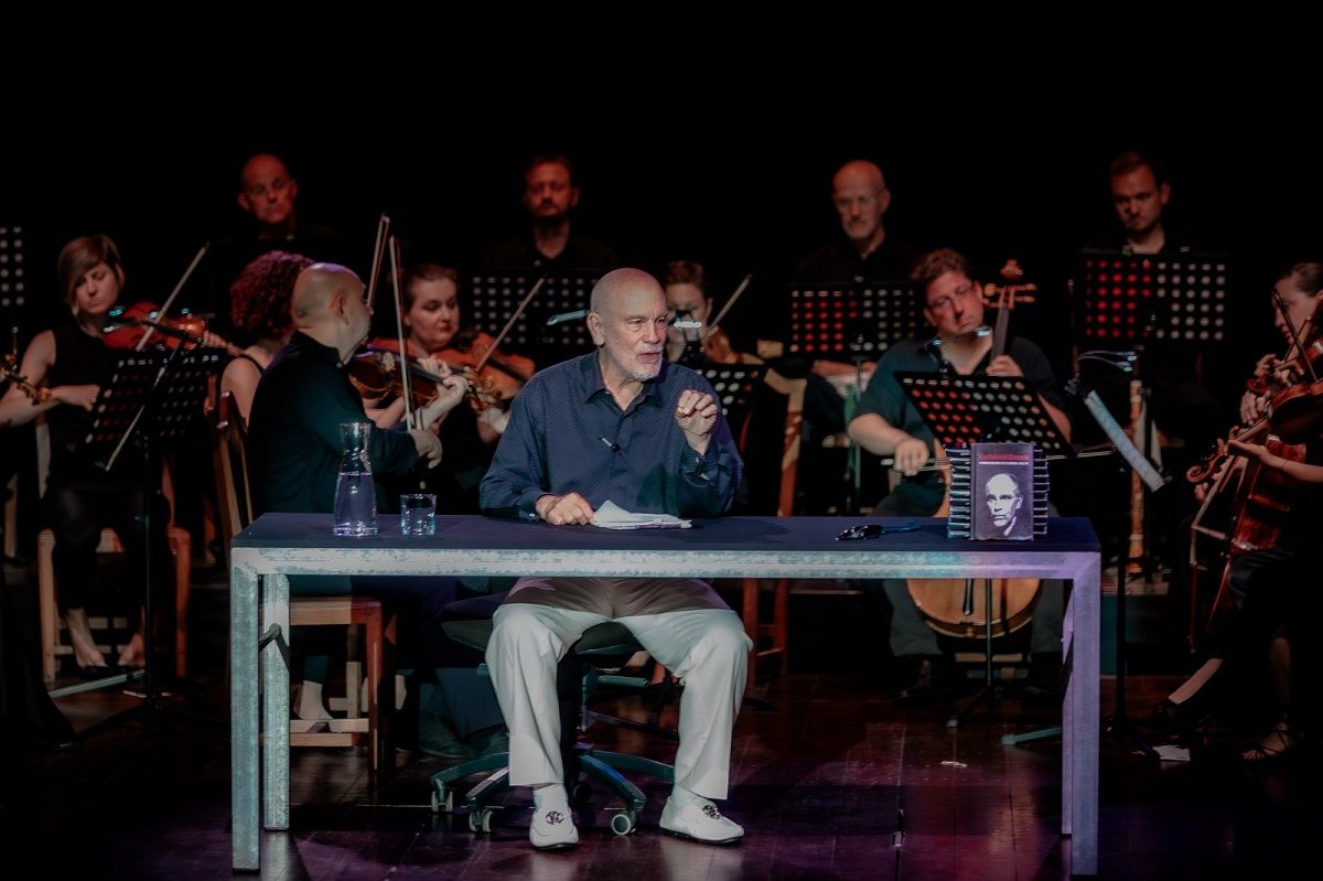 John Malkovich durante su actuación en el Auditorio de los Jameos del Agua